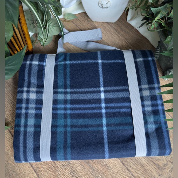 Fleece Outdoor All Weather Picnic Blanket w/Handles - Picture 2 of 4